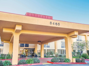 La Quinta Inn & Suites by Wyndham Oakland Airport Coliseum