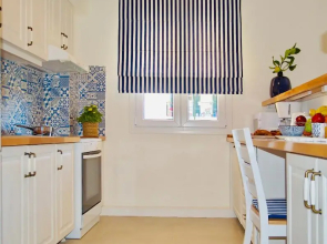 The Bluehouse - Spacious top floor flat with parking, by Mon Repos beach