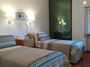 Contemporary Lakeside Villa Enjoying Direct Lake Access, Wifi, BBQ, Near Restaurant and Shop