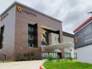 La Quinta Inn & Suites by Wyndham-Red Oak TX IH-35E