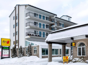 Super 8 by Wyndham Niagara Falls by the Falls