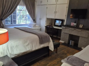44 On Ennis Guest Lodge and Restaurant
