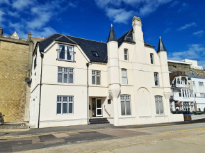 Shore Thing - Beachfront Apartment - Sleeps 4