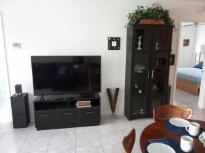 Private designer 8 room art getaway 2 Br-2Ba Full Kitchen Barbecue Patio 2min to beach