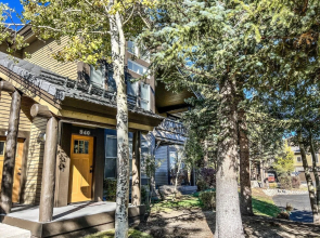 Snowcreek V 840 Spacious with Mountain Views, Gas Grill, Washer Dryer and More by RedAwning