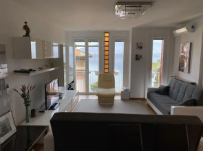 Elizaveta Apartment With Lake View and Terrace