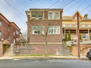 4 Mi to Market Square: Bright Apt w/ Balconies