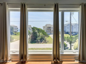 'west of the Moon' Ocean Apt w/ Beach Access!