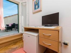 Room Mate 1 - 130 m from sea: R2 Roza Bol, Island Brac