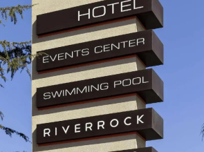 Sportsmens Lodge Hotel