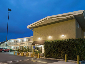 Super 8 by Wyndham Los Angeles-Culver City Area
