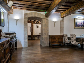 Отель Three Crowns Residents