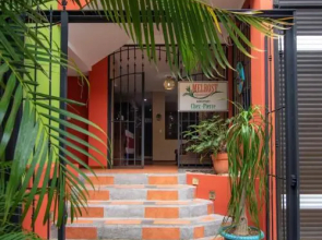 Melrost Airport Bed & Breakfast