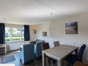 Nice chalet in a holiday park directly on the recreational lake and the Veluwe