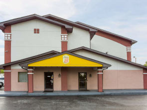Super 8 by Wyndham Greensboro/Coliseum/Conv.