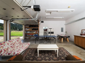Alpine Acres Lodge 3 Bedroom Home by NW Comfy Cabins by RedAwning