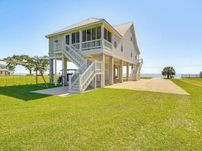 Walk to Beach: Oceanfront Home w/ Outdoor Kitchen