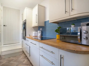 Cozy 3 Bed Apartment - Parking