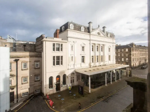 Old Town Stylish Apartment - 5 mins walk to Castle