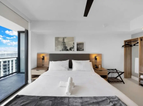 Skyline Retreat Chic 1-BR with City View