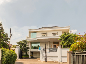OYO Flagship 1308 Darmo Residence