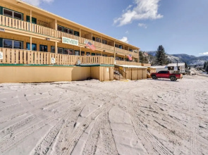1/2 Mi to Skiing: Red River Condo w/ Free Shuttle!