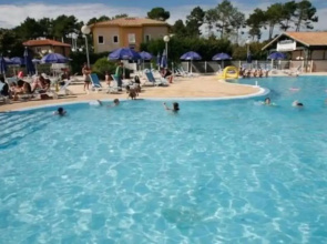 Maisonnette 5 personnes dans résidence avec piscine