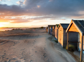 Gorgeous Shepherds Hut - Walk to Beach Pub