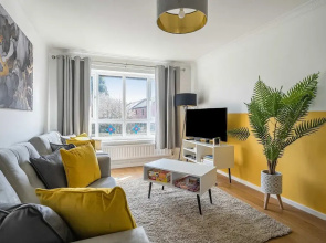 Stylish 2BR Apartment Near MCR Airport