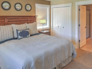 Gorgeous Wapato Point Lakehouse w/ Private Hot Tub