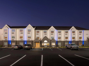 Days Inn & Suites by Wyndham Brandon Amphitheater