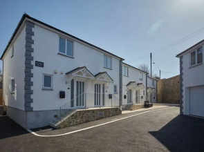 2022 Modern Home In Central Hayle With Parking