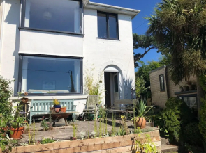 5 Bed House - Sleeps 15 - Pets - Garden - Parking