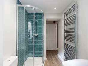 Ceres Two-storey apartment with Balcony and Courtyard in Bath City Centre