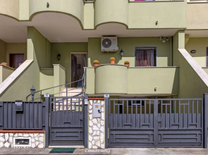 Pleasant Holiday Home in Mondragone With Garden
