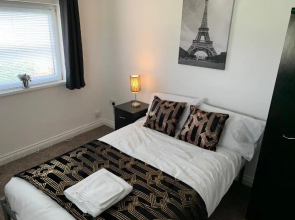 5 bedrooms, 2 Reception Rooms, 2 Shower Rooms, Sleeps up to 7, Parking, Free WiFi & Netflix, Large Garden