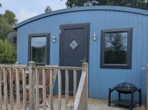 Tranquil Cabin Retreat- Sleeps 2, Parking