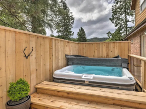 Rockaway Beach Hideaway w/ Hot Tub & Fireplace!