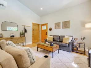 Deck, Hot Tub & Views: Sleek Getaway in Index!