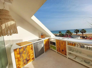 Beach penthouse with rooftopbar and Fiber WiFi, spectacular 180 degrees ocean view