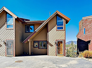 Multi-level Mountain W/ Views & Hot Tub! 3 Bedroom Townhouse