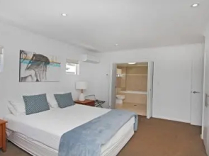 Unit 2, Beach Gallery, 9 Andrew Street Point Arkwright, 500 Bond, Linen Supplied