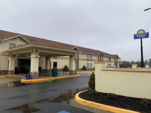 Days Inn & Suites By Wyndham Commerce