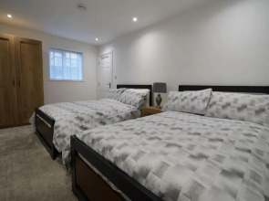 Deluxe Town Center Apartment