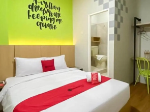 RedDoorz @ Darmo Surabaya