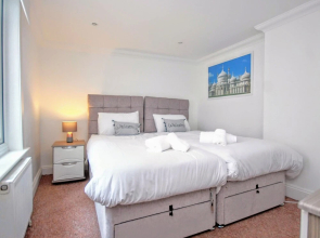 Celebrity Apartments Brighton, Queens Square