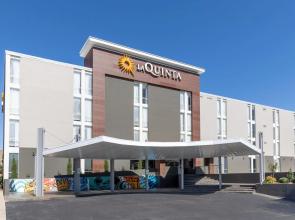 La Quinta Inn & Suites by Wyndham Tulsa Downtown/Route 66
