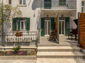 Evala luxury rooms with pool and garden