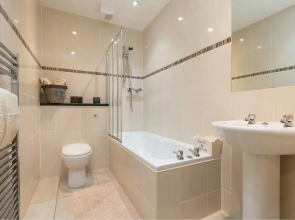 Trendy Ground-floor 2-bedroom Apartment Close to Haymarket Station