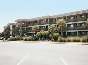 Beachfront Isle of Palms Condo w/ Balcony & Pool!